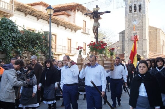 Recorrido procesional por las calles de la villa de Luanco. 