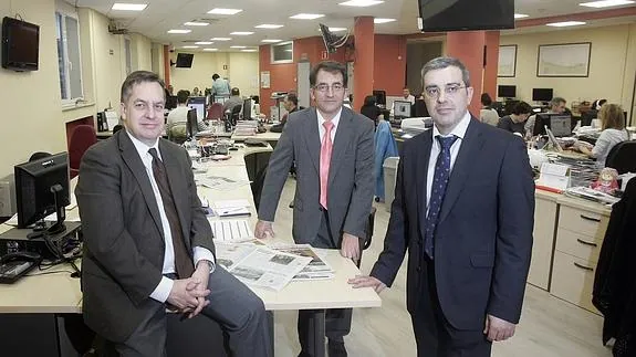 Íñigo Noriega, Ángel González y Marcelino Gutiérrez en la redacción de EL COMERCIO. 