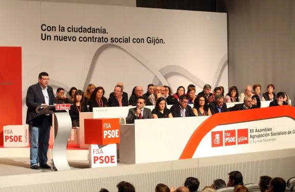 Santiago Martínez Argüelles se dirige a los militantes socialistas, junto a la nueva Comisión Ejecutiva, en la clausura de la XII Asamblea Municipal, en noviembre de 2012, cuando fue elegido secretario general de la Agrupación Municipal. 