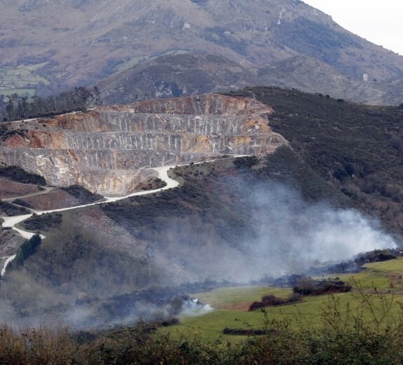 Los Bomberos controlaron un incendio en Llagú después de dos horas. :: FOTOS MARIO ROJAS
