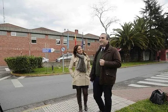 Los diputados del Partido Popular, Marifé Gómez y Carlos Suárez, ayer junto a la entrada del Hospital del Oriente de Asturias, situado en Arriondas. 