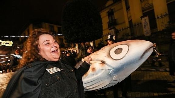 La sardina, ya fallecida, desfiló hasta el Ayuntamiento.