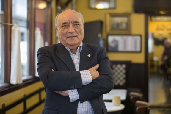 El escritor Luis Díez Tejón, ayer, en el gijonés Café Gregorio. 
