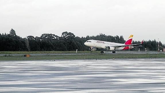 Un avión de Iberia aterriza en el aeropuerto de Asturias