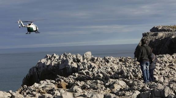 Los helicópteros de Bomberos y de la Guardia Civil rastreaban en diciembre la zona de los acantilados de los bufones de Pría.