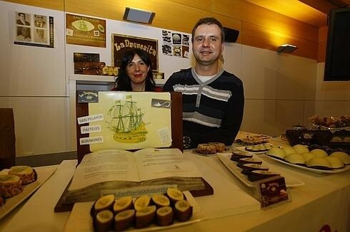 Ascensión Amores y Julio Pardo, en un salón de confitería.