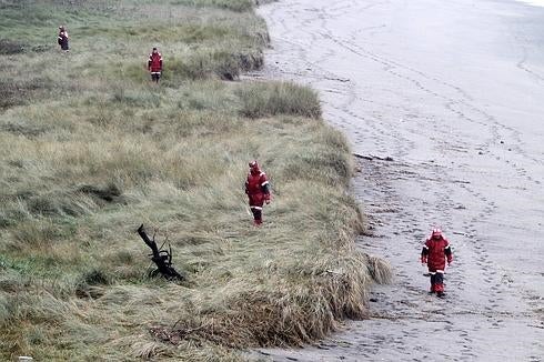 Operativos de Cruz Roja Española, ayer buscando cualquier indicio del paradero de Hugo en la playa de Frejulfe. 