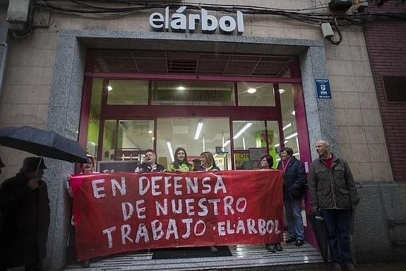 Uno de los paros de quince minutos celebrado ayer, en Gijón. 