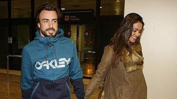 Fernando Alonso y Lara Álvarez pasean su amor por Oviedo