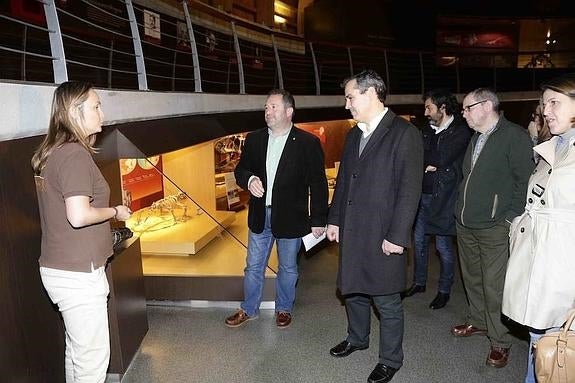 El viceconsejero de Cultura, en el centro, disfrutó de una visita alrededor de las instalaciones del Muja acompañado del equipo científico y representantes municipales. 