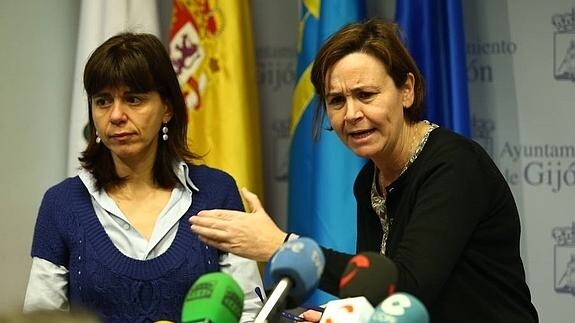 La alcaldesa de Gijón, Carmen Moriyón, esta mañana, durante una rueda de prensa en el Ayuntamiento.