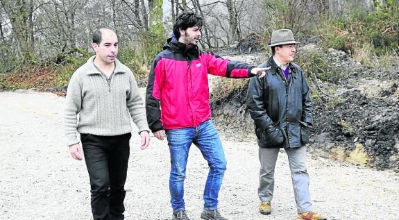 Martínez, Riestra y Armas visitaron el camino de Llaceras arreglado. 