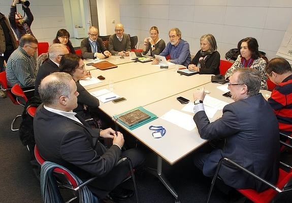 El consejero, Francisco del Busto, de espaldas, durante la reunión con los gerentes de las áreas sanitarias . 