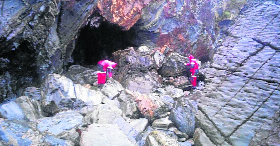Voluntarios de la Criz Roja de Luarca, realizando ayer labores de rastreo en la zona oeste de la playa de Frejulfe 