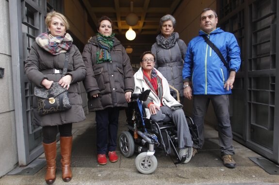 Pilar Martínez, Amada González, Ana María Boullosa, Carmen Martínez y Enrique Suárez en Oviedo. 