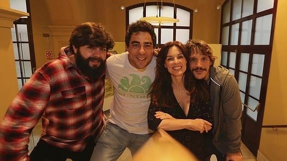 El equipo de la obra, esta mañana en la presentación en el Palacio Valdés. 