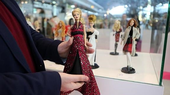 Barbie recorre la historia de la moda