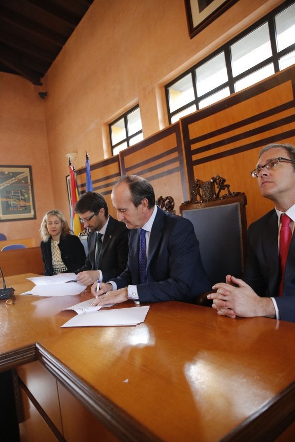 El alcalde de San Martín y Fernández Kelly, en el centro, firman el convenio de renovación de la Antena Cameral. 