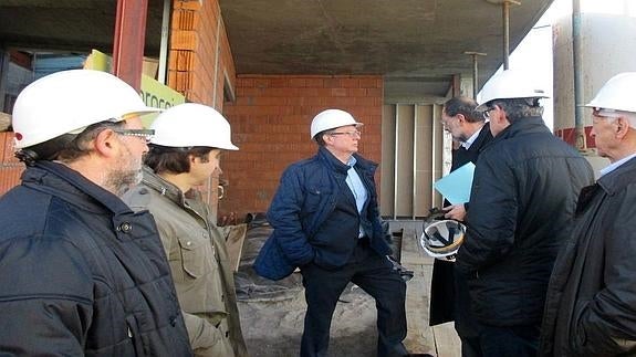 El consejero de Sanidad durante su visita a las obras. 