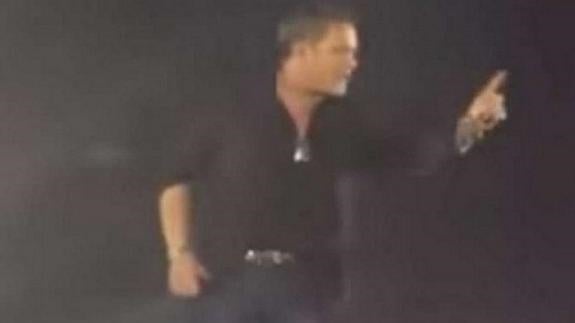 Alejandro Sanz para un concierto para echar a un hombre que estaba pegando a una mujer