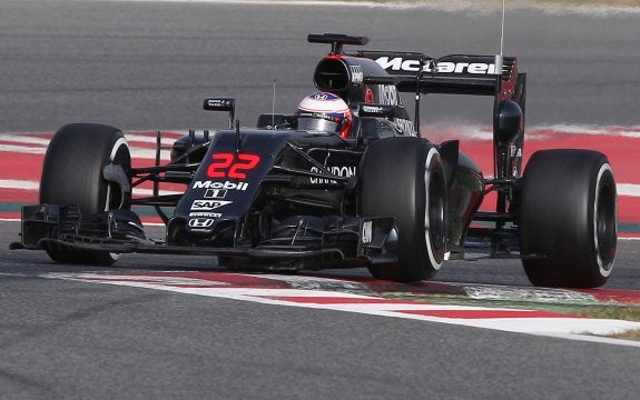 El McLaren, pilotado por Button, ofreció síntomas de fiabilidad en el estreno en Montmeló. 