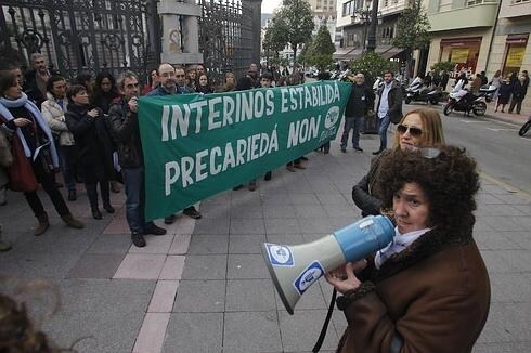 Los docentes, con una pancarta en la que reclaman estabilidad. 