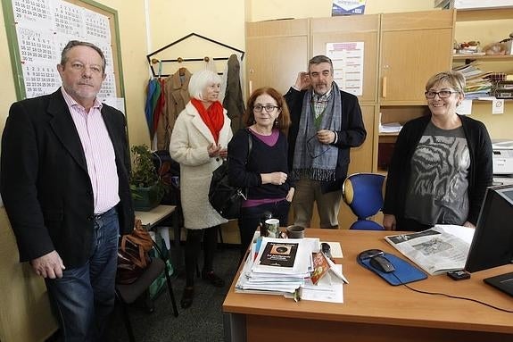 Concha Masa y Ana Castaño, en el centro, ayer, durante su visita al IES de Roces. 