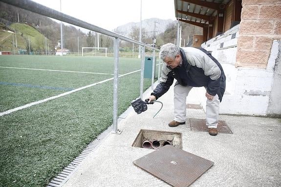 El presidente del club muestra el registro por el que robaron el cableado. 