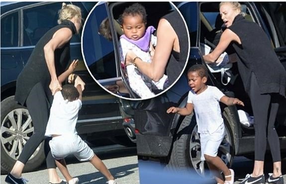 Tildan de «mamá monstruo» a Charlize Theron por un enfrentamiento con su hijo