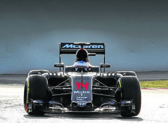 El McLaren de Fernando Alonso, en el circuito de Montmeló, durante los primeros entrenamientos de la pretemporada. 