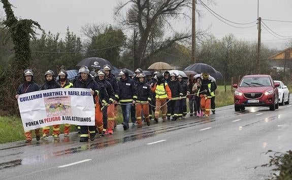 Grupo de bomberos que salió a las 9.30 horas de La Morgal en una marcha a pie hasta la Junta General del Principado. 