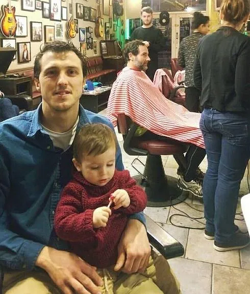 Xandru Fernández, en la barbería dublinesa, con su hijo Lucas.