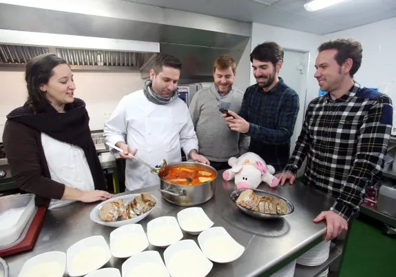 Vanina Posada, Roberto Aramburu, Alfonso Eguino, Víctor Gómez y Rubén Galdón hacen honores a la fabada. 