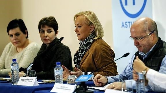 Mercedes Fernández (centro), en el Comité Regional del partido.