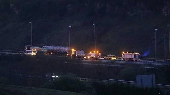 Efectivos de emergencias junto al camión que ha perdido la carga. 