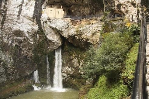 El 'chorrón' de Covadonga, a tope estos días. 