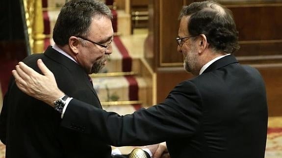 Isidro Martínez Oblanca y Mariano Rajoy se saludan en el hemiciclo.
