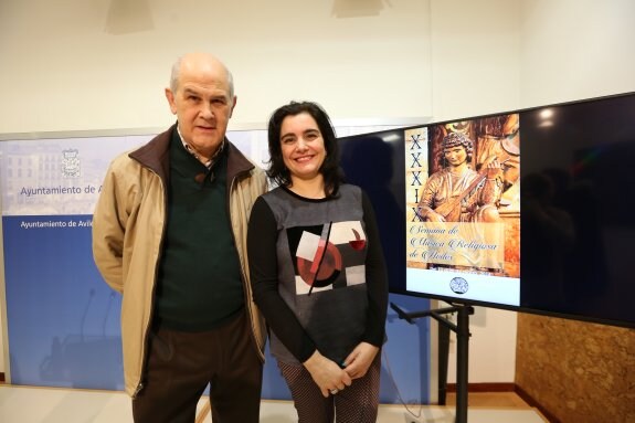 Avelino González y Yolanda Alonso, ayer ante el cartel de la nueva edición de la Semana 