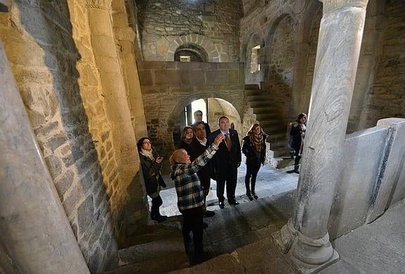 Las autoridades, durante su visita a Santa Cristina de Lena. 