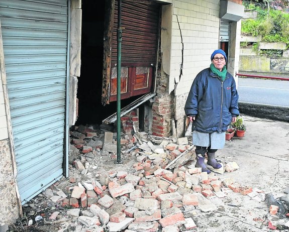 Orfelina Lamuño, junto a su casa tras el siniestro. 