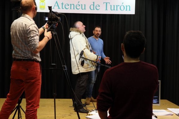 Marino Franco, el director, junto a Lisardo Suárez, aspirante a actor. 