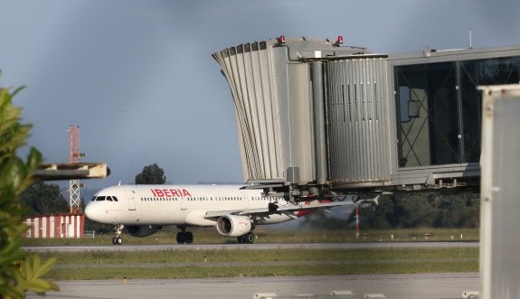 Una aeronave de Iberia, en la pista del aeropuerto de Asturias. 