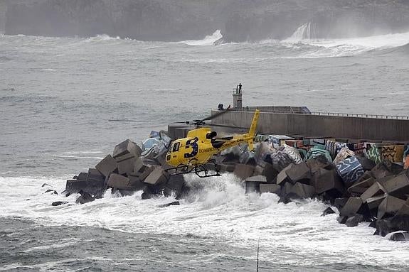 El helicóptero del SEPA durante el rastreo en Llanes. 