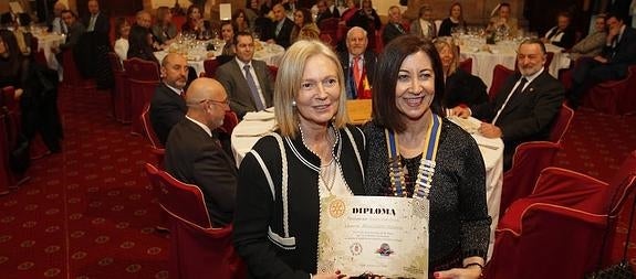 Alicia Castro Masavey recoge el diploma acreditativo de manos de la presidenta del Rotary Club, María Teresa González, en el hotel de la Reconquista. 