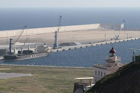 Labores de carga de minerales en el nuevo muelle Norte, en la ampliación de El Musel. 