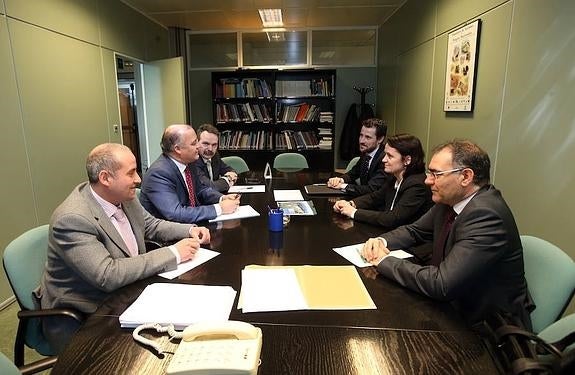Carlos González, José María Pertierra, José Manuel Caldevilla, Carlos San Martín, Amparo Brea y Pedro Bendala, en la reunión. 