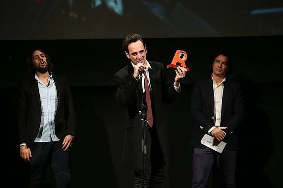 Igor Paskual recoge el premio al mejor disco de rock, anoche, en el ovetense Teatro Filarmónica. 