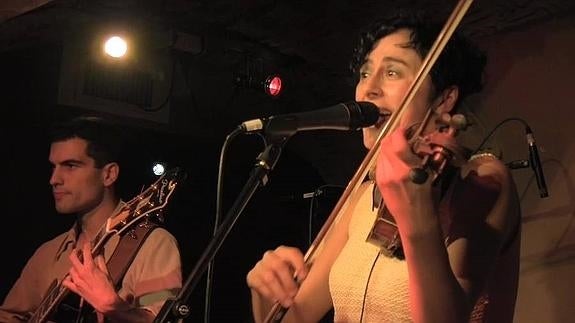 Mónica Acevedo, en una actuación en París junto a su marido.