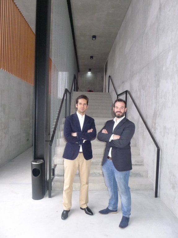 Eduardo García y Alfredo Estébanez, en una de las escaleras del Velatorio de Jove. 