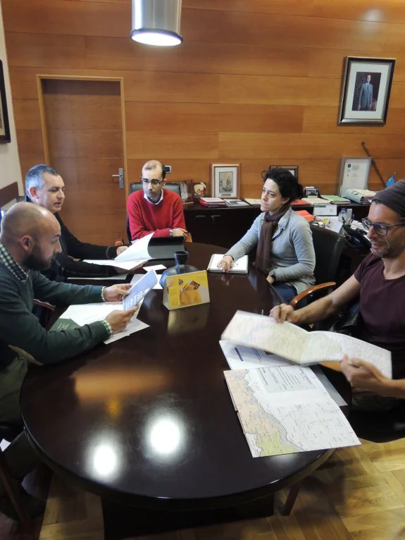 Pepín Tuñón, Manuel Calvo, José Víctor Rodríguez, la concejala Begoña Cueto y el director del Parque, Pablo García, ayer, en la reunión. 